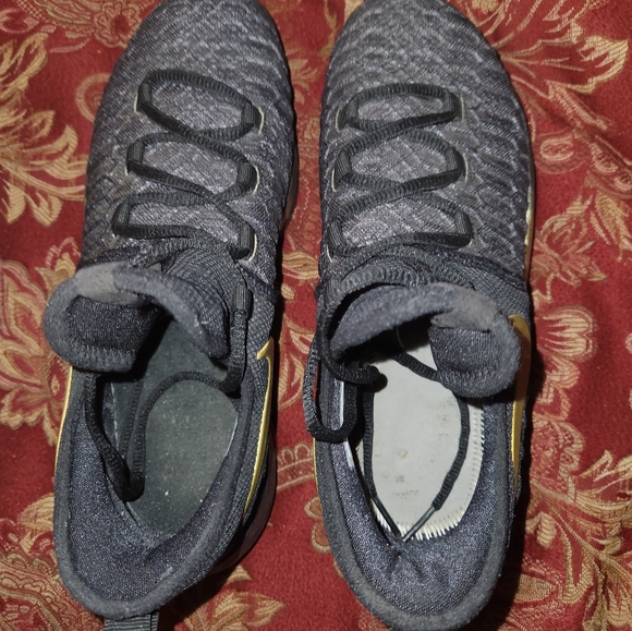 Black and gold KD tennis shoes - Picture 5 of 5